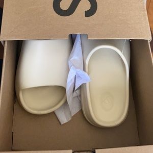 Yeezy Slide Size 4